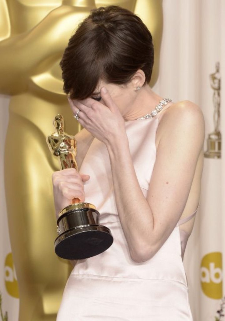 Sie kann es kaum fassen: Anne Hathaway mit ihrem Oscar für ihre Rolle in "Les Miserables".