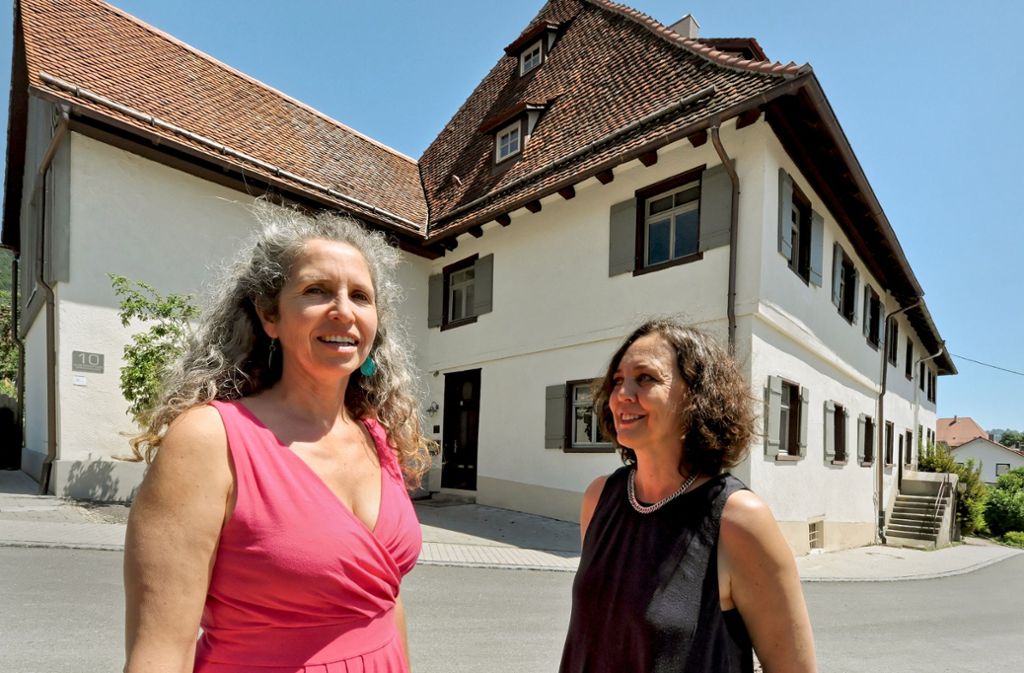 Die Architektin Corinna Wagner-Sorg (links) und die Bauherrin Marina Ackermann vor dem Rebleutehaus