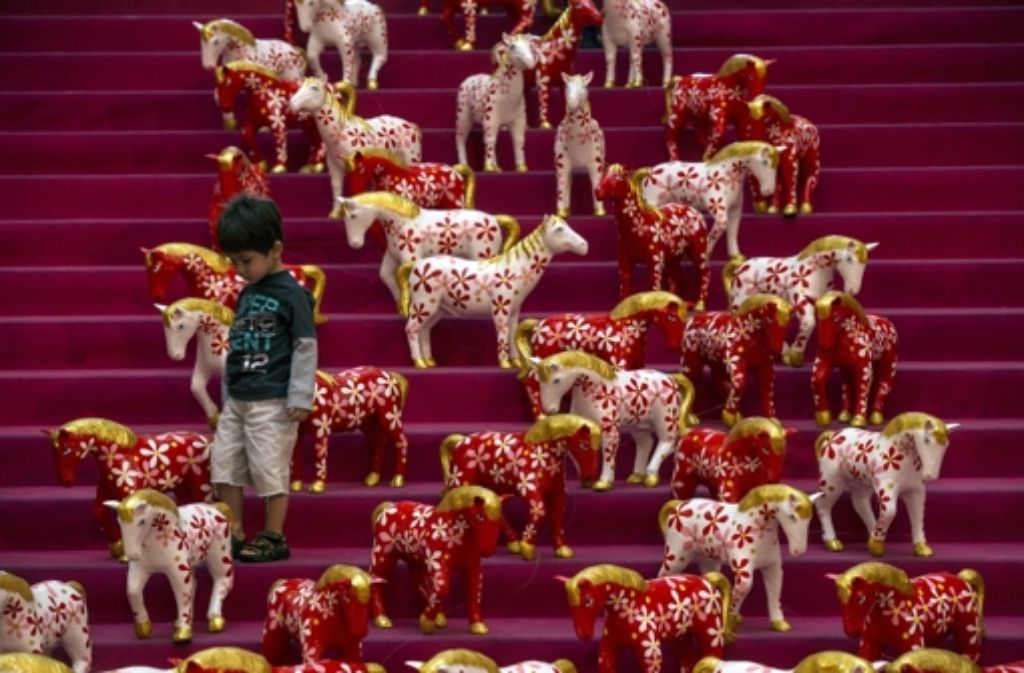 Pferde, so weit das Auge reicht: Die kommenden zwölf Monate stehen ganz im Zeichen dieses Tiers. Eindrücke vom chinesischen Neujahrsfest zeigen wir in der Fotostrecke.
