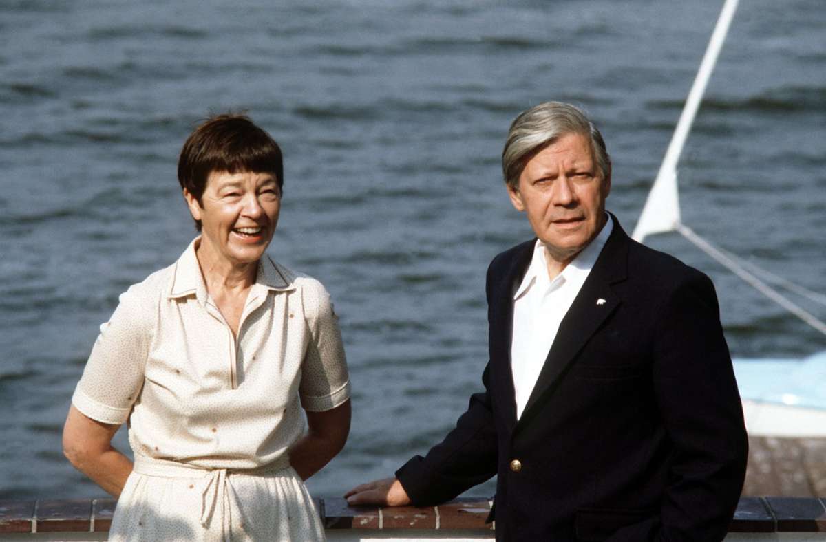 Seine Frau Loki Schmidt erarbeitete sich durch ihr gesellschaftliches Engagement Anerkennung in der Öffentlichkeit, die weit über Helmut Schmidts Amtszeit als Bundeskanzler hinaus wirkte.
