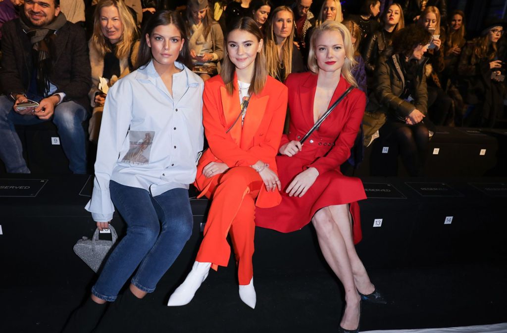 Die Models Vanessa Fuchs (l-r), Stefanie Giesinger und Franziska Knuppe sahen bei der Modenschau des Designers Amesh Wijesekera zu.