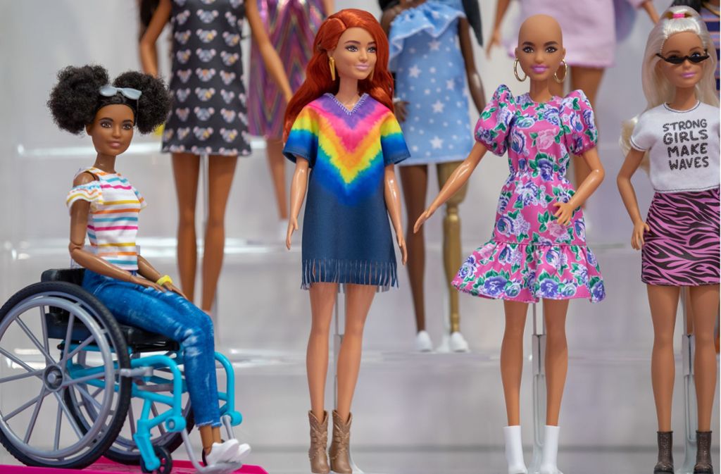 Barbie-Puppen der Linie Fashionistas sind am Stand des Unternehmens auf der Spielwarenmesse ausgestellt: Mattel will außerdem bis 2030 auf nachhaltige Materialien umstellen. Dann sollen die Spielzeuge und Verpackungen nur noch aus recycelten, wiederverwertbaren oder biobasierten Kunststoffen bestehen.