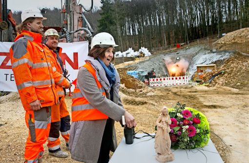 Die Tunnelpatin Aloisia Tritschler, die Gattin des Wiesensteiger Bürgermeisters,  drückt den Knopf für die symbolische erste  Sprengung. Foto: Horst Rudel