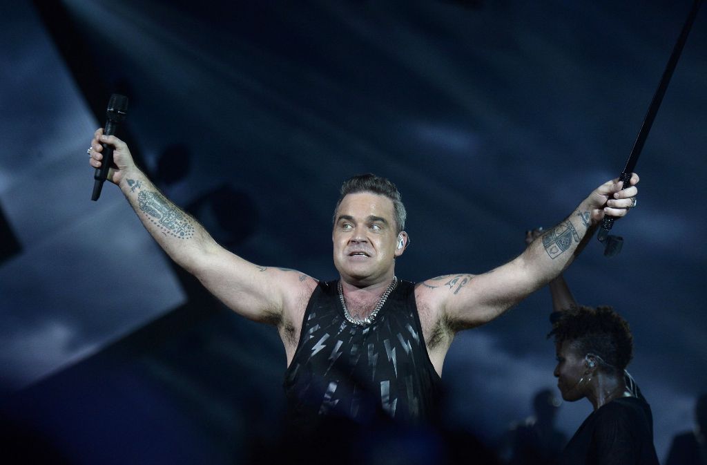 Klarer Fall von Winke-Fleisch: Robbie Williams reißt bei einem Konzert Ende August in Wien die Arme hoch und offenbart Ungeheuerliches.