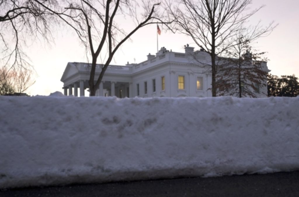 Der Schnee türmt sich meterhoch neben dem Amtssitz des US-Präsidenten.