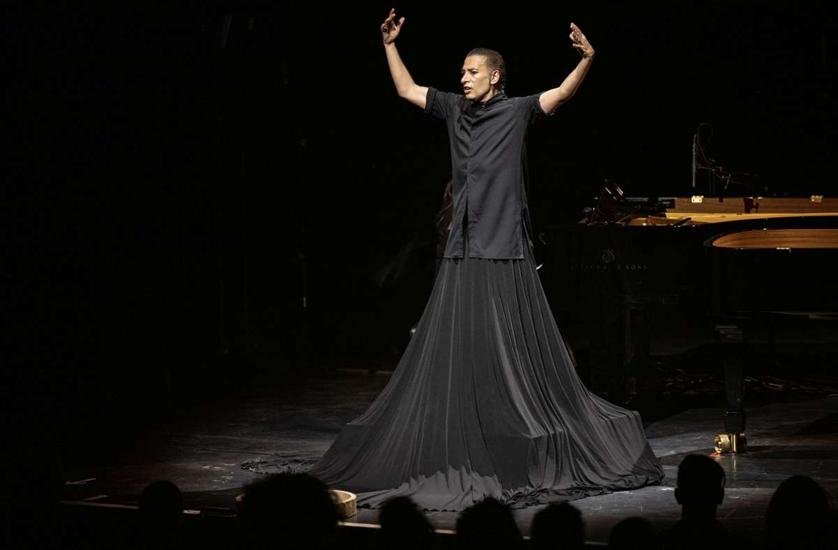 Die kurze Hose tauscht der Meister des „Nuevo Flamenco“ später gegen einen langen Rock.