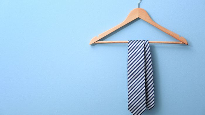 In diesem Artikel zeigen wir Ihnen, worauf Sie beim Reinigen von Krawatten achten sollten. Die 7 wichtigsten Tipps im Überblick.
