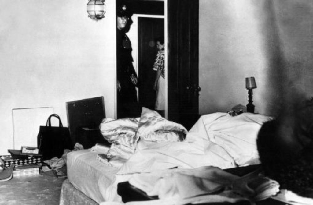 Am Morgen des 5. August 1962 wird Marilyn Monroe tot in ihrem Bett gefunden. Eine Überdosis Schlafmittel kostete sie das Leben. Die Gerüchte, MM sei umgebracht worden, etwa von den Kennedy-Brüdern oder der CIA, werden nie ganz verstummen.