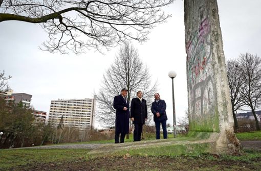 Jochen Kitzig, Wieland Storek und Rolf Eiss (von links) vom Lions Club Solitude vor dem Stück Berliner Mauer im Leonberger Stadtpark. Foto: factum/Jürgen Bach