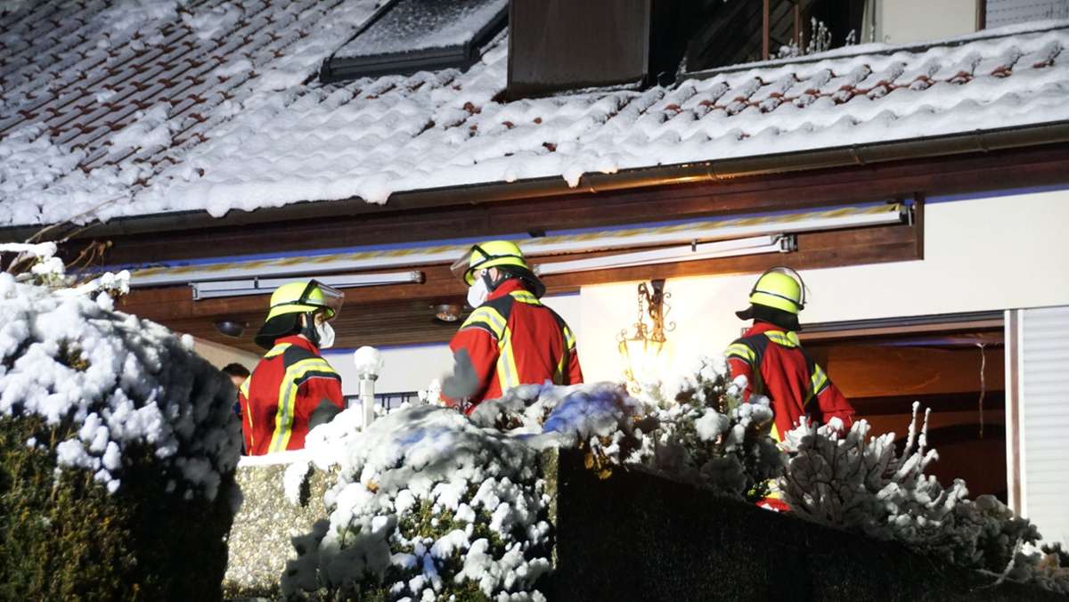 Weihnachtsbaum steht in Flammen: Rentner bei Brand in Aichwald schwer verletzt