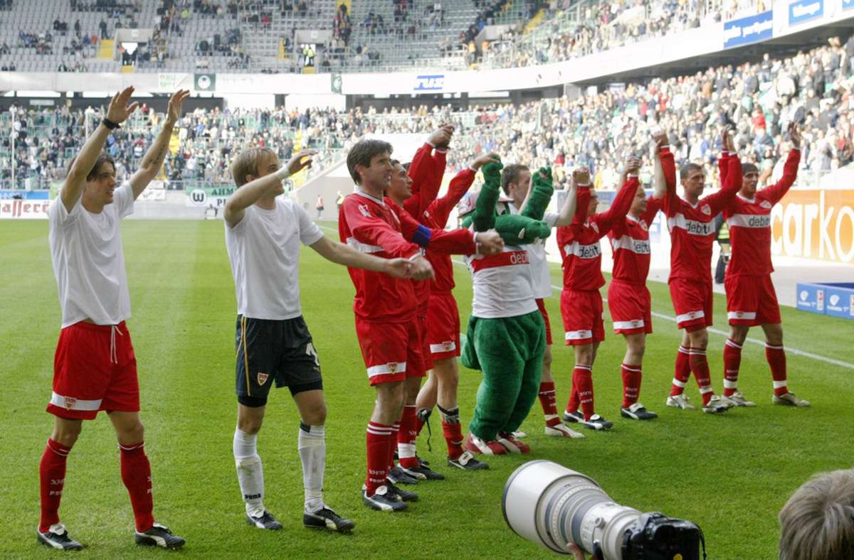 Anschließend ließen sich die Spieler von den mitgereisten VfB-Fans vor dem Gästeblock feiern.
