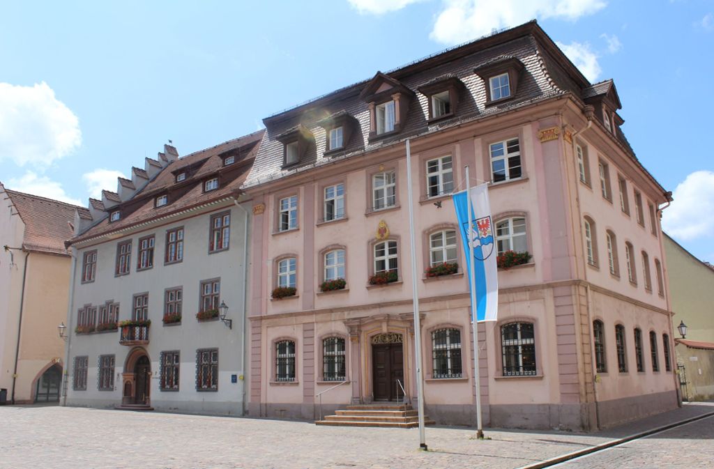 Das neue Rathaus am Villinger Münsterplatz besteht aus zwei Bauten: dem ehemaligen Pfarrhaus (links) aus dem Jahr 1537 und der Kanzlei, erbaut 1761/61 von Gregor Fleig. Hier residiert der Oberbürgermeister. 1928 wurden die beiden Gebäude zusammengelegt. Sie ersetzten das alte Rathaus, das links daneben noch zu erkennen ist und heute ein Museum beherbergt.