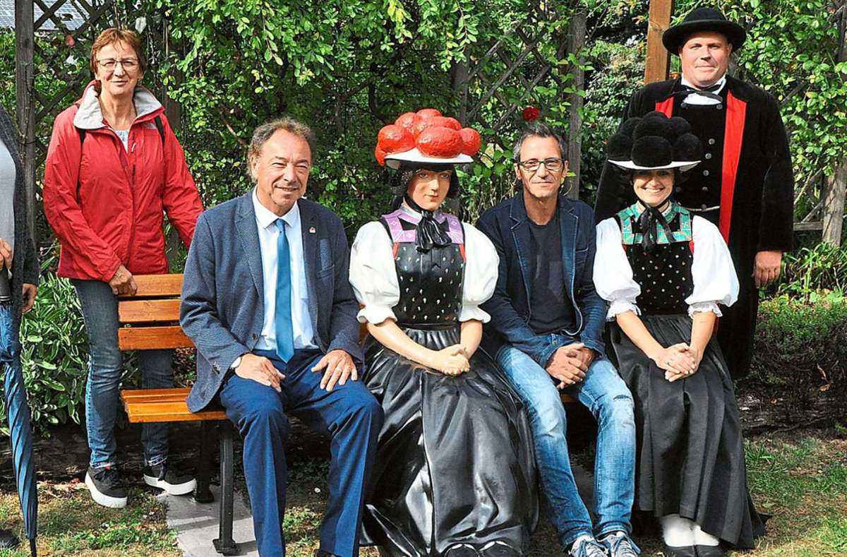 Wer ist echt, wer aus Kunststoff? Am Gutacher Ortseingang sitzt das „Liesele“ mit dem roten Bollenhut und wartet auf fotografierende Gäste. Links neben ihr Bürgermeister Siegfried Eckert.