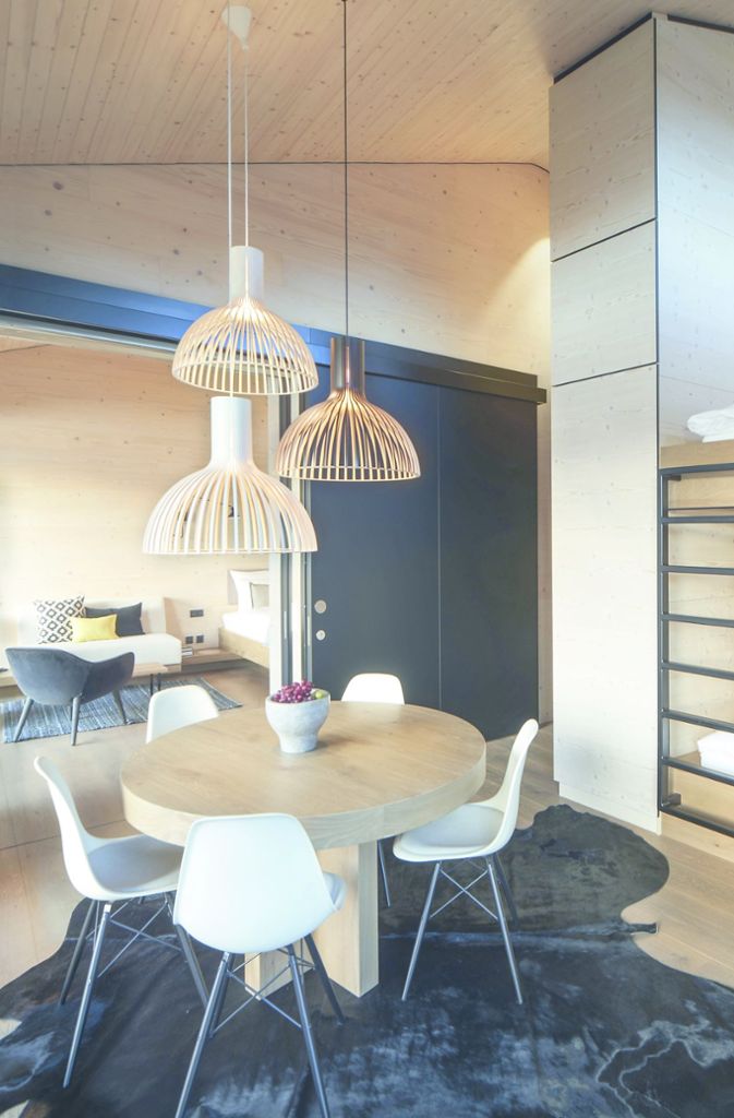 Innenarchitekt Ludwig Kindelbacher hat sich bei den Apartments und Doppelzimmern sowohl in der Farbwahl als auch beim Material an der Natur orientiert – Holz, Stein, Leder.