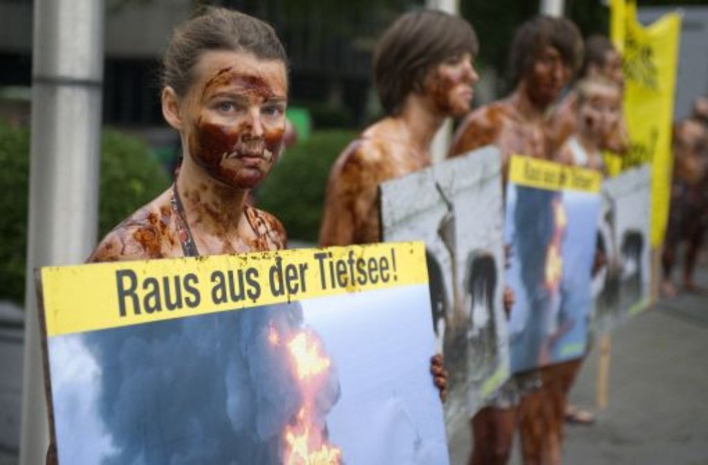 Greenpeace-Protest gegen BP: Anlässlich der vorgestellten BP-Halbjahresbilanz demonstrieren Greenpeace-Aktivisten vor der deutschen Konzernzentrale in Bochum.