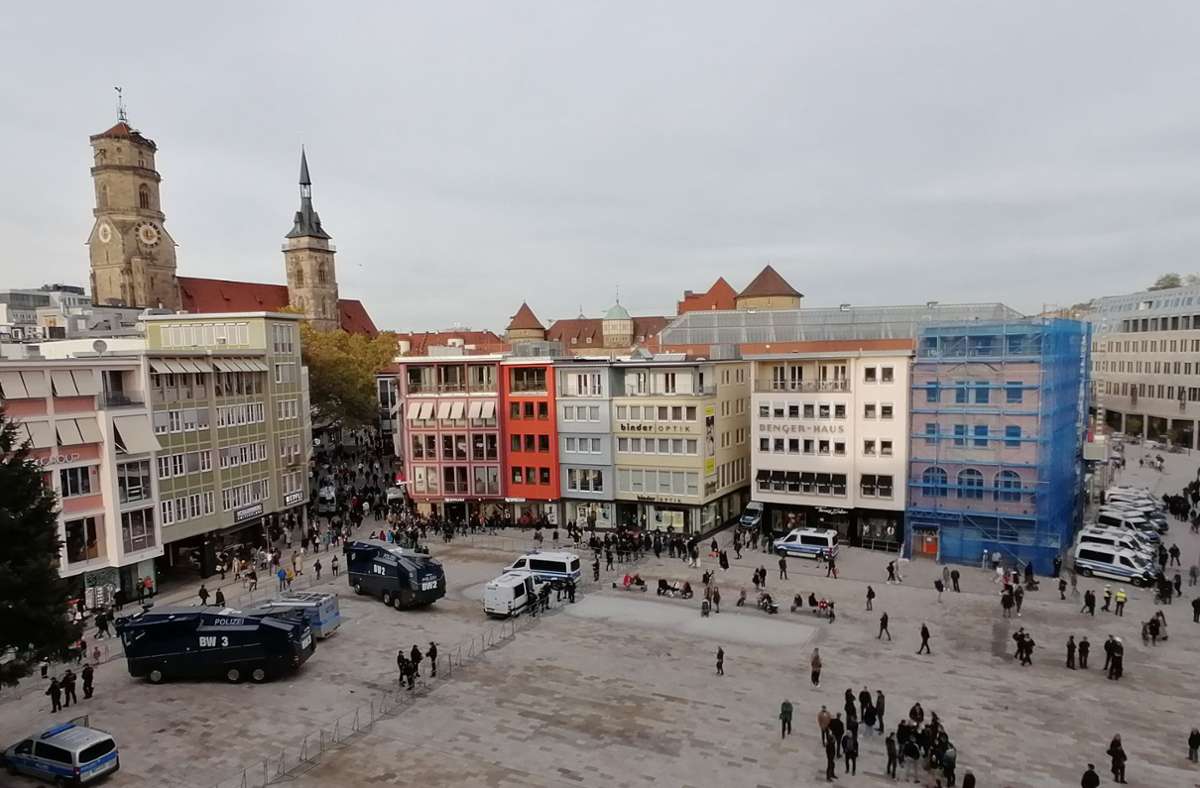 Blick vom Rathausturm auf den Marktplatz.
