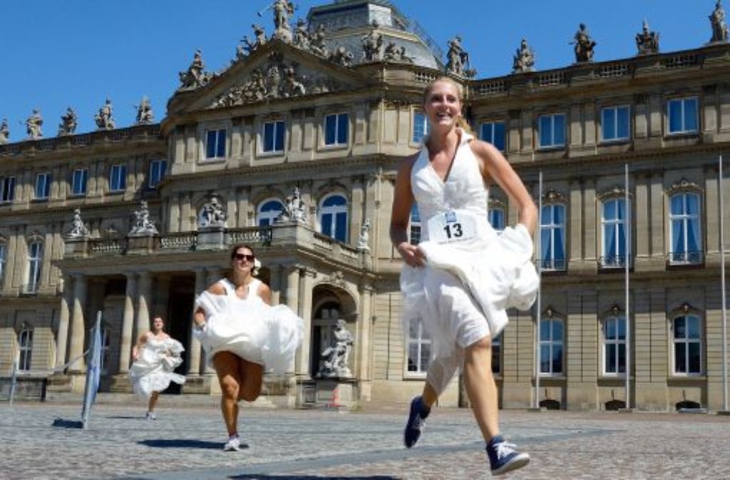 Mit dem Brautkleid ihrer Cousine und in Turnschuhen hat Martha Beckers (22, im Bild ganz vorne) den Bräutelauf vor dem Neuen Schloss in Stuttgart gewonnen.
