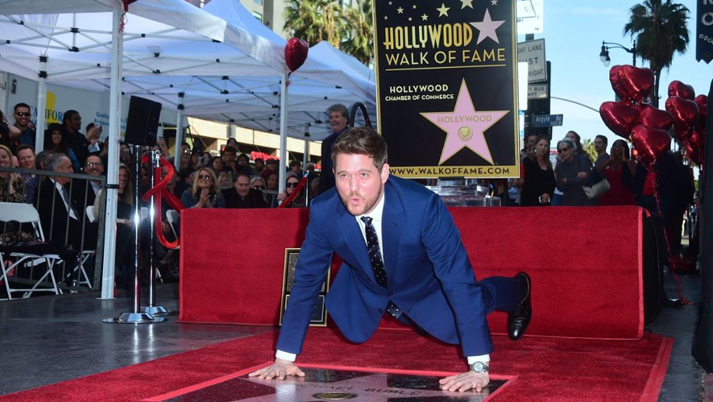  Hollywood ehrt den Schmusesänger Michael Bublé: Auf dem „Walk of Fame“ hat der kanadische Musiker eine Sternen-Plakette enthüllt – und darauf gleich einen Kraftakt vorgeführt. 