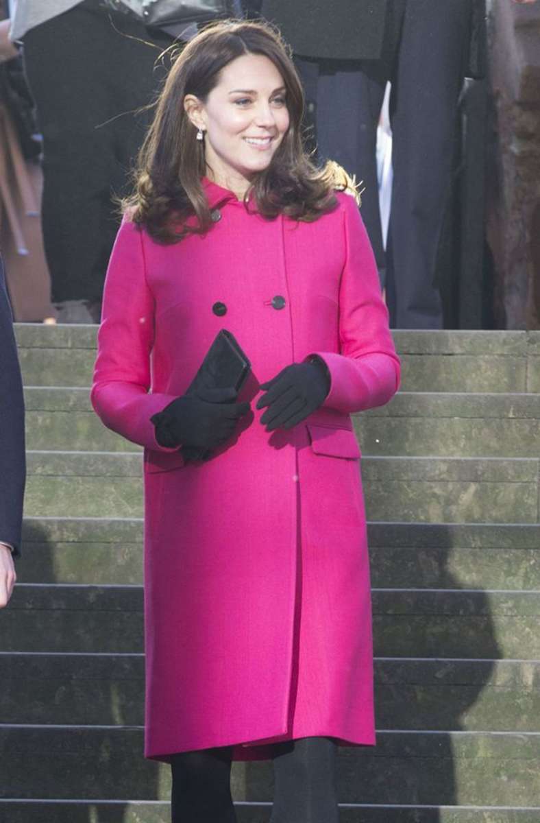 Noch ein Mantel, unter dem ein Babybauch bequem Platz hat: Das knallpinke Teil von Mulberry trug Herzogin Kate im Januar 2018 (schwanger mit Louis) ...