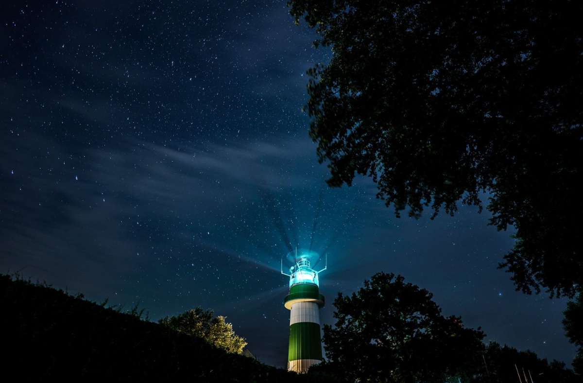 Auch in Deutschland war der Sternschnuppenregen zu sehen. Hier zieht eine Sternschnuppe über den Leuchtturm Bülk am Ufer der Ostsee ihre Bahn.