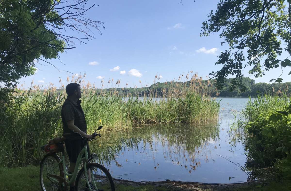 Der 100-Seen-Trail lockt zu einer abwechslungsreichen Radtour durch Wald und Wiesen mit leuchtendem Klatschmohn, in geschichtsträchtige Orte und immer wieder zu Seen mit verträumten Buchten.