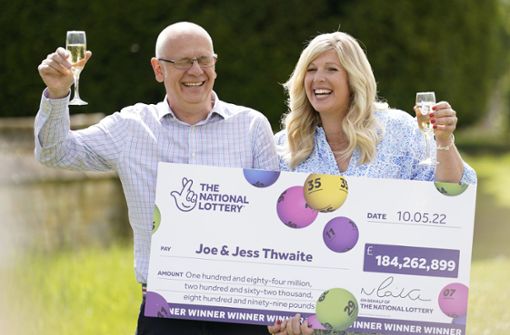 Joe Thwaite, Gewinner des mit 184 Millionen Pfund größten Jackpots der britischen Lotto-Geschichte, und seine Ehefrau Jess. Foto: dpa/Andrew Matthews