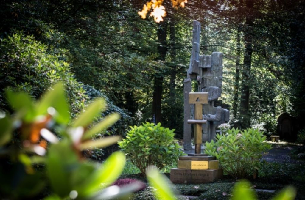Einige berühmte Persönlichkeiten haben auf dem Stuttgarter Waldfriedhof ihre letzte Ruhestätte gefunden. Einer davon ist der Bildhauer Otto Herbert Hajek, dessen Grab eine Skulptur von ihm selbst ziert.