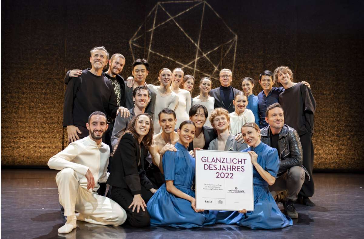 Im Theaterhaus bekommt Gauthier Dance die Urkunde als „Glanzlicht des Jahres 2022“ überreicht. Foto: Andreas Engelhar/d