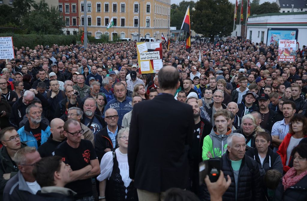 Schätzungen zufolge versammelten sich am Donnerstag mehr als 1000 Menschen bei einer Protestkundgebung in Chemnitz.
