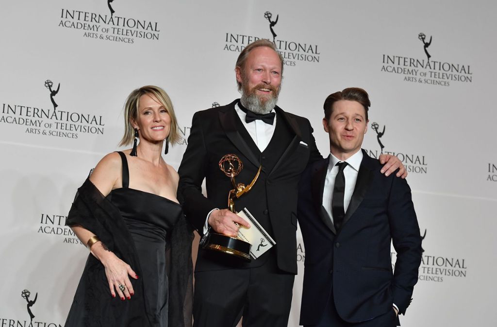 Der Däne Lars Mikkelsen (Mitte) wurde als bester Schauspieler gehert, hier mit Kollegin Mary Stuart Masterson (L) und Ben McKenzie.