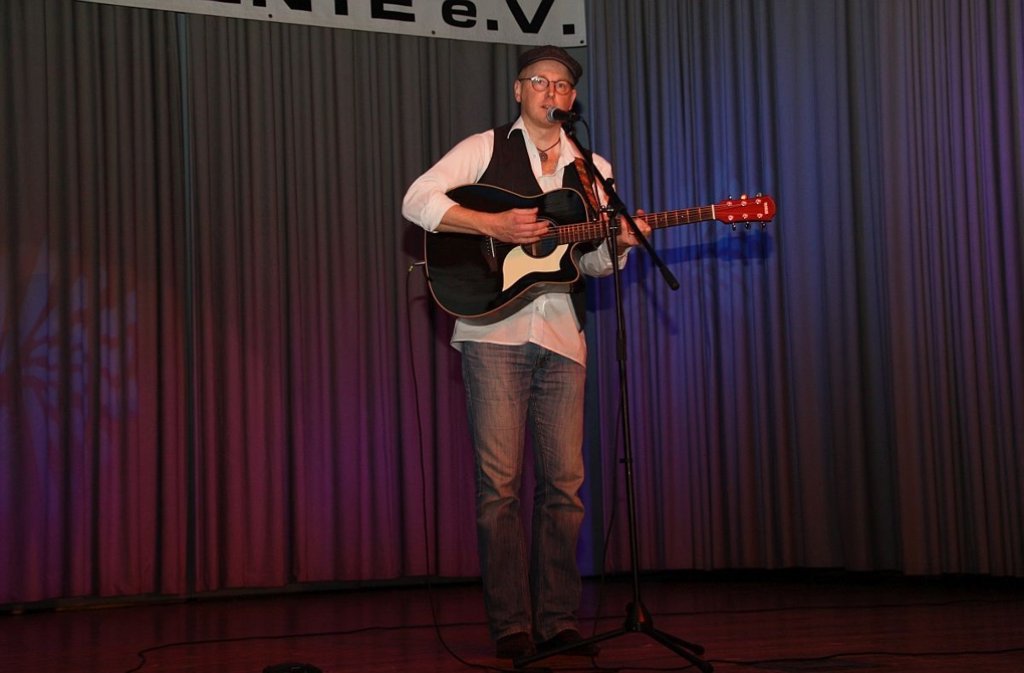 Der Liedermacher Matthias Möhring macht den Auftakt.