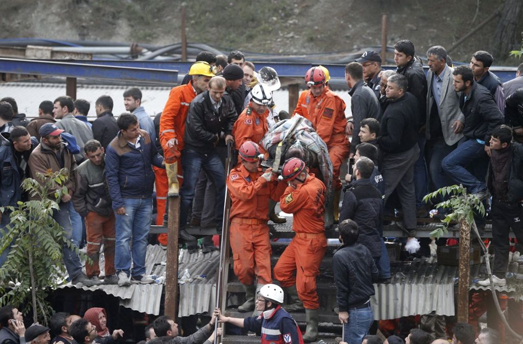13. Mai 2014: In dem Braunkohlebergwerk Soma in der Westtürkei kommt es zu einem Grubenbrand. Zum Zeitpunkt des Unglücks waren 787 Bergleute unter Tage. 301 Kumpel konnten nur noch tot geborgen werden.
