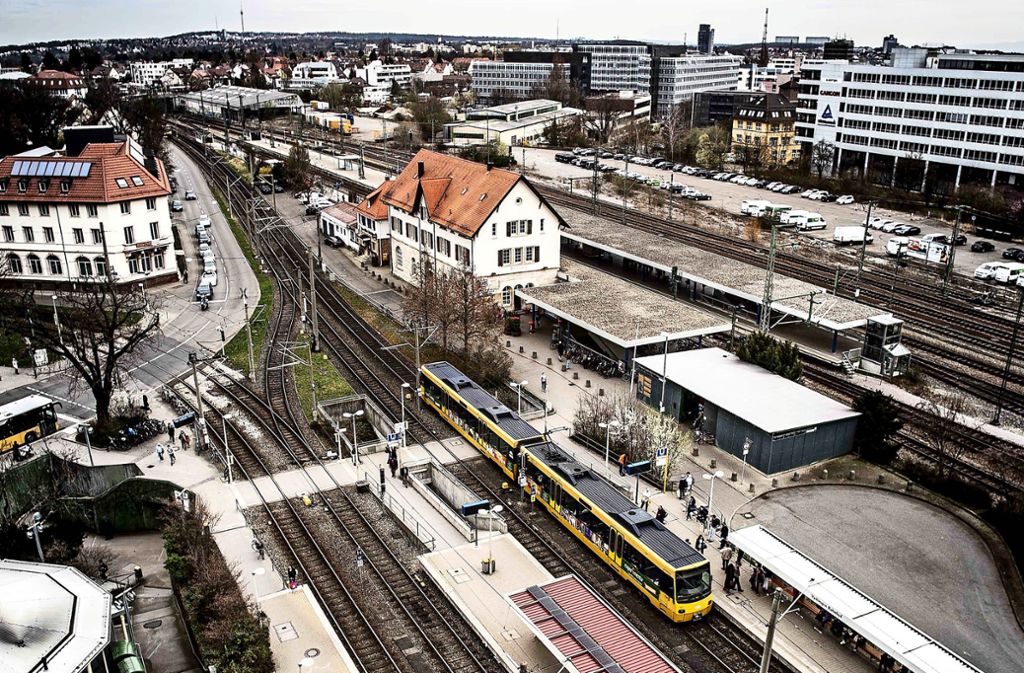 Ein Plan sieht vor, die Stadtbahnhaltestelle Vaihinger Bahnhof tiefer zu legen und um 90 Grad zu drehen. Foto: PPfotodesign/Leif Piechowski