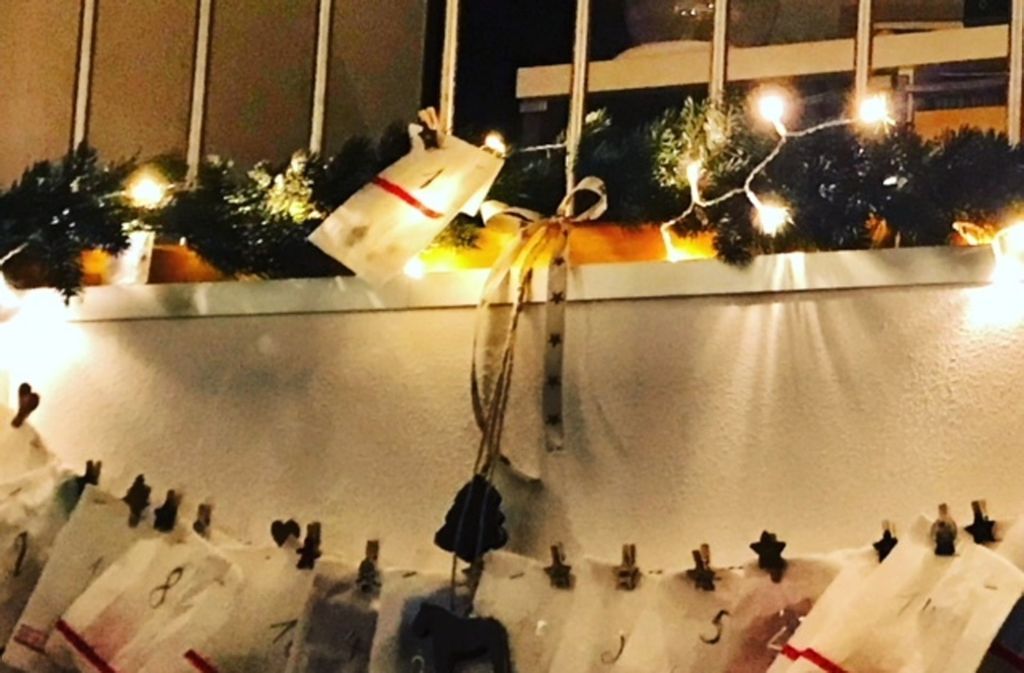 Da kommt Weihnachtsstimmung auf: Lichterketten und Tannenzweige schmücken den Adventskalender,...