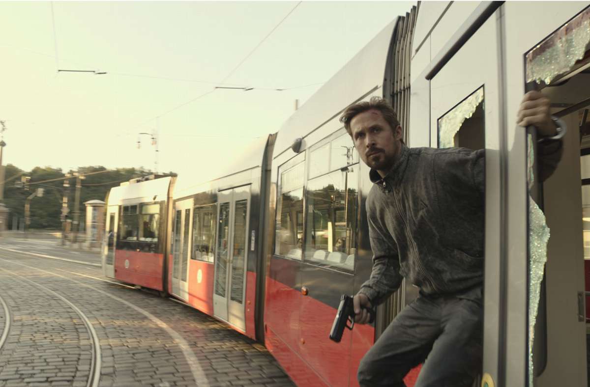 Selbst eine Straßenbahn wird in Prag zerlegt: Ryan Gosling in „The gray Man“. Foto: Netflix