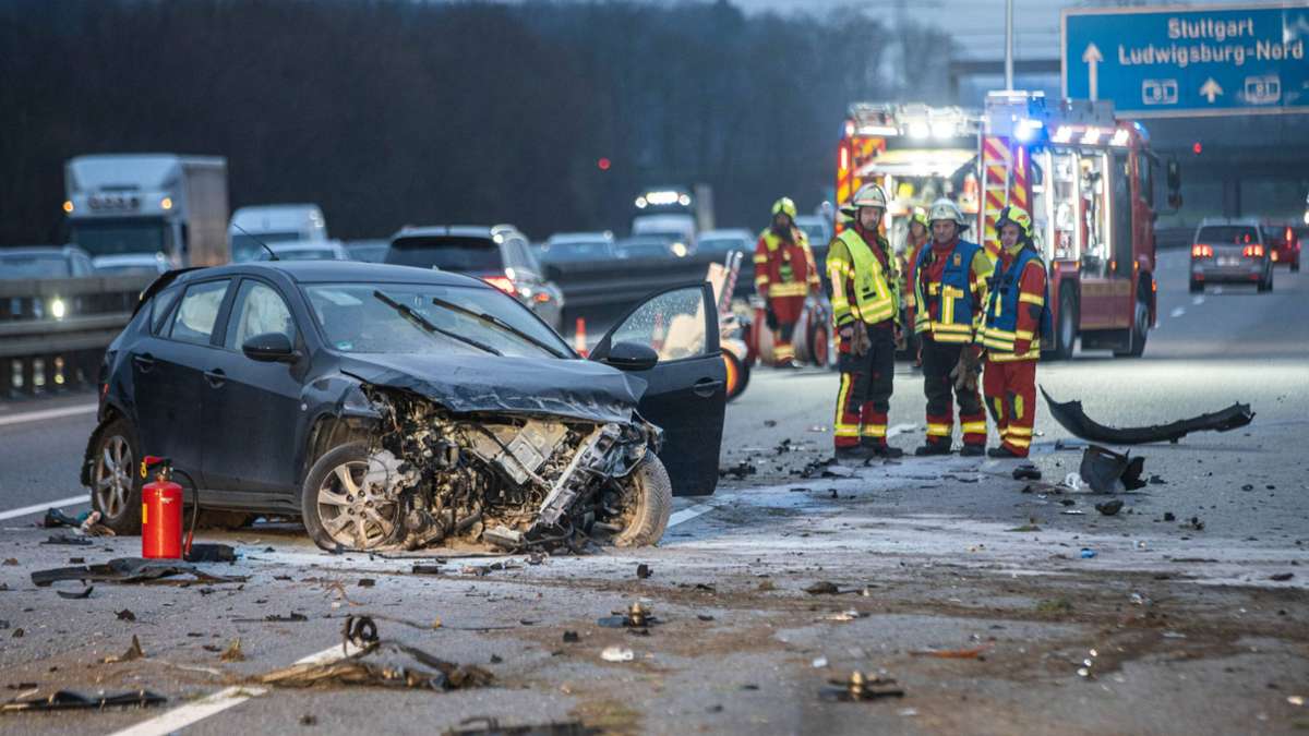 A81 zwischen Pleidelsheim und Mundelsheim: Unfall im Feierabend-Verkehr –  Autobahn zeitweise gesperrt