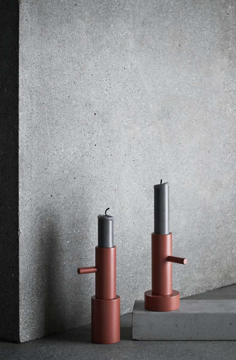 Eleganter Farbmix – Grau und Terrakotta. Der Entwurf der Kerzenständer für Fritz Hansen stammt vom spanischen Designer Jaime Hayon.