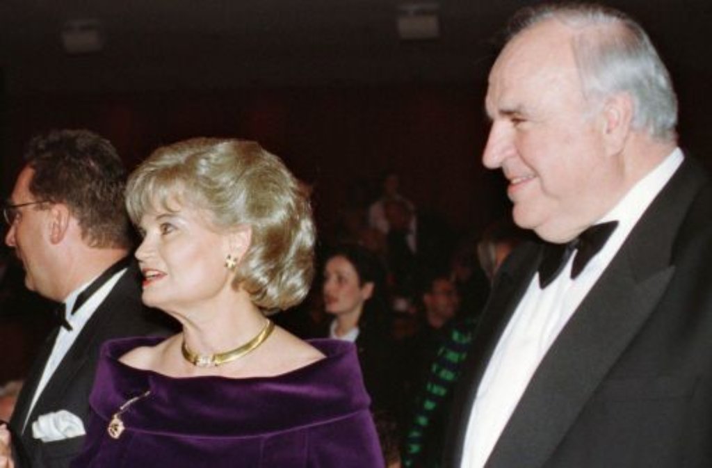 Dass Helmut Kohl seinen Hut gegen ihren Willen 1998 noch einmal in den Ring wirft, erfährt Hannelore - so schreibt es ihr Biograph Heribert Schwan - aus dem Fernsehen. Es verletzt sie tief, dass ihr Mann seine Pläne nicht mit ihr abstimmt, ...