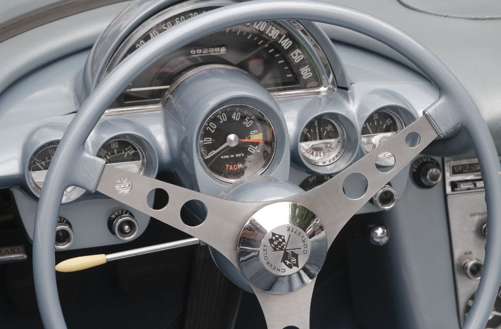 Ein Blick ins Cockpit eines historischen Chevrolet.