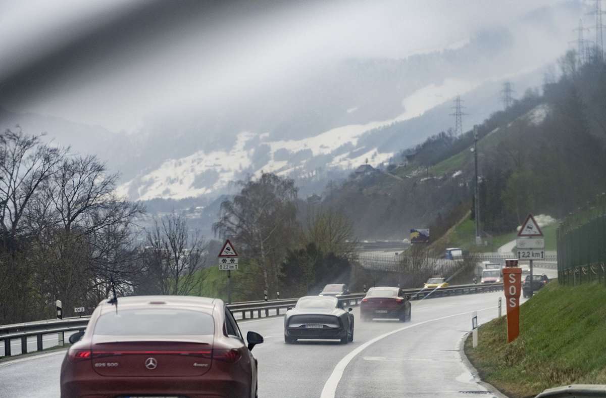 Es lag noch Schnee in den Alpen, als der EQXX im normalen Straßenverkehr in Richtung Cassis unterwegs war.