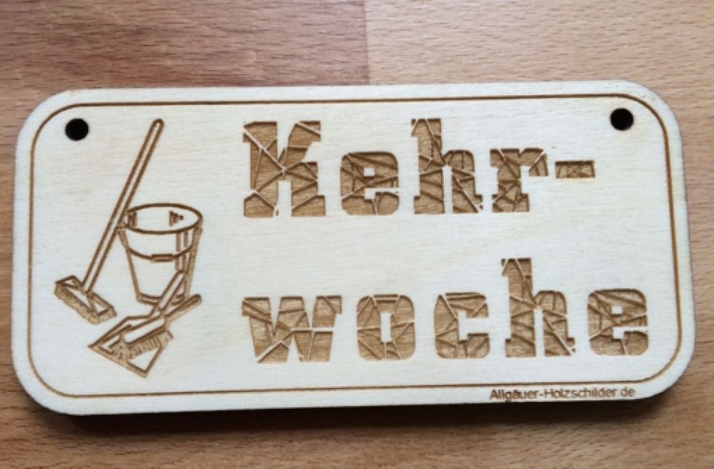 „Als gebürtiger Württemberger bin auch ich daran interessiert, dass die Kehrwochenschilder nicht aussterben. Ich fertige Holzschilder aller Arten und habe einmal Muster gemacht, wie ein Kehrwochenschild aussehen kann“, schreibt uns Jörg Schmid aus Kempten.