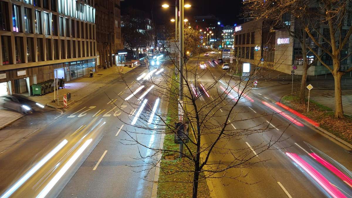 Die Friedrichstraße ist eine der meistbefahrenen Straßen der Stadt. Sie eignet sich optimal für Fotos mit langer Belichtungszeit.
