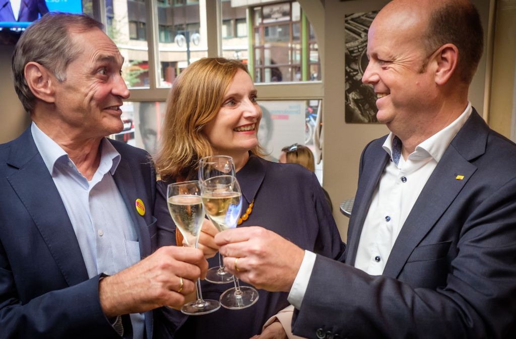 Auf uns: FDP-Kreischef Armin Serwani, Sozialbürgermeisterin Isabel Fezer und FDP-Bundestagskandidat Volker Weil