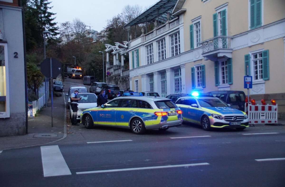 Eine Frau wurde in Esslingen von einem Lkw erfasst und eingeklemmt.
