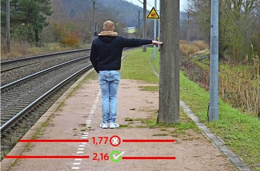 Der Abstand zwischen Bahnsteigkante und Stromleitungsmast in Hegne beträgt 2,16 Meter und nicht wie von einem Bahn-Planer behauptet nur 1,77 Meter. Foto: Kennerknecht