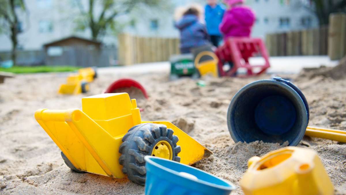  Weil drei Kinder in einem städtischen Kindergarten beim Spielen Sand auf den geparkten Wagen einer Frau geschippt haben, wird die Stadt Weinstadt nun zur Kasse gebeten. 