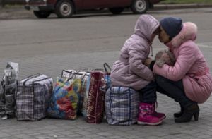 Noch immer fliehen insbesondere Frauen und Kinder aus den Kriegsgebieten in der Ukraine. Foto: dpa/Petros Giannakouris