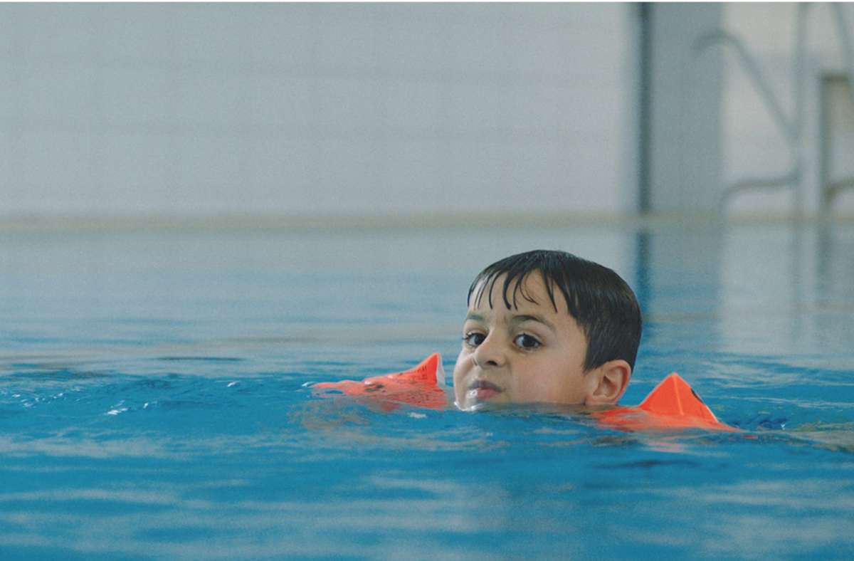 Sidar erinnert sich nicht mehr an die Mittelmeer-Überquerung. Jetzt lernt er in Deutschland schwimmen.