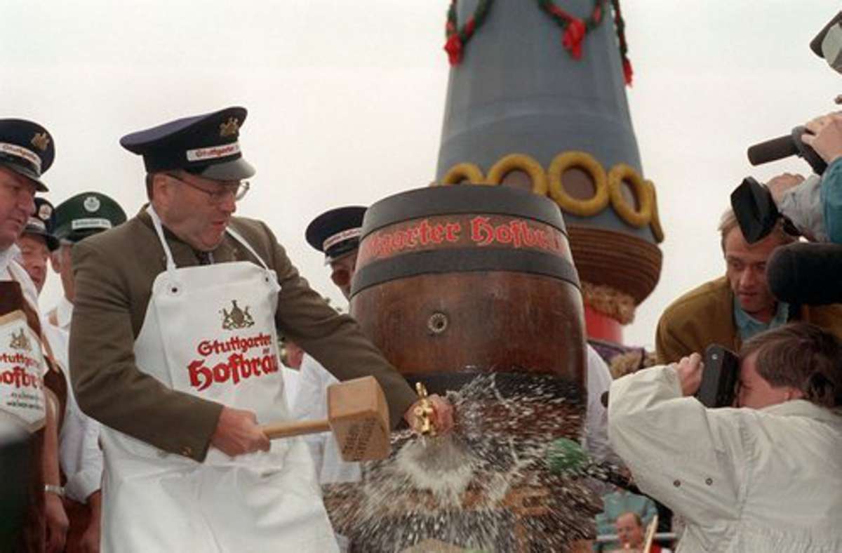 Mit einem kräftigen Schlag sticht Stuttgarts OB Manfred Rommel das Fass an und eröffnet damit am 28. September 1991 das 146. Volksfest Cannstatter Wasen.