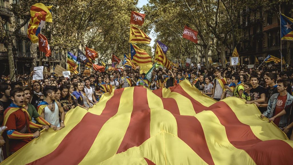  Mit „Votarem, votarem!“ (Wir werden abstimmen) ziehen in Barcelona tausende Demonstranten durch die Straßen. Am Sonntag soll in Katalonien abgestimmt werden, doch Madrid will das mit aller Macht verhindern. 